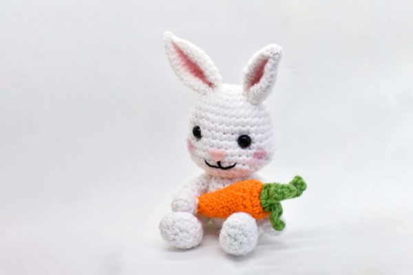 crochet bunny rabbit holding a crochet carrot